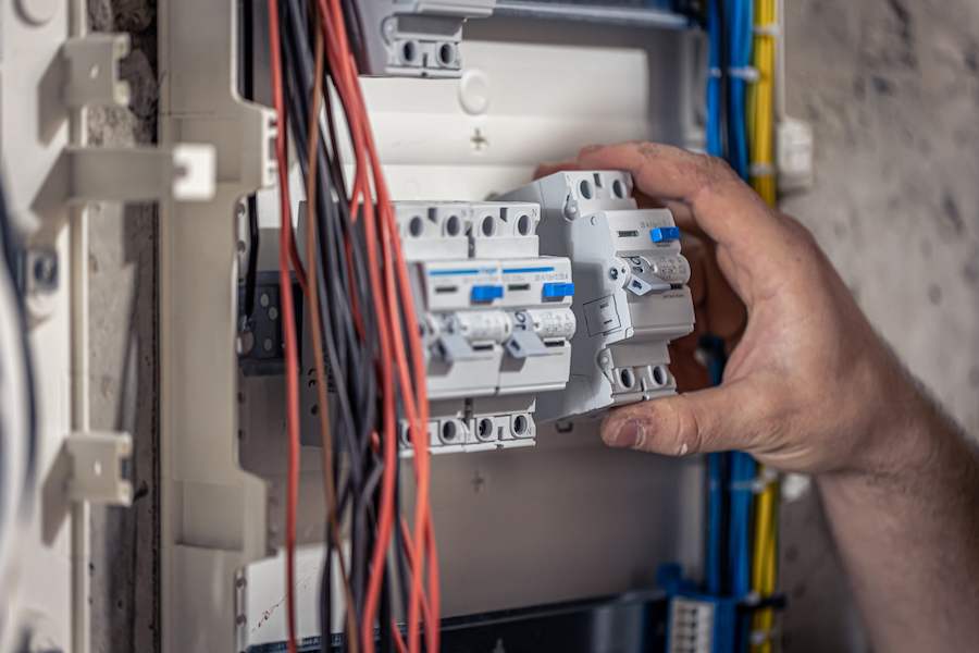 Beneficiile contactarii unui electrician non-stop